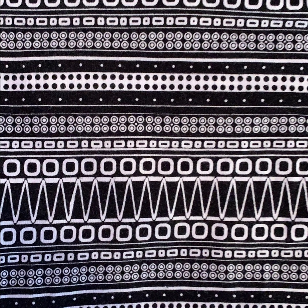 Cropped Fitted Geometric Pattern Top - Picture 2 of 2
